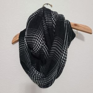 NWOT Modena infinity scarf